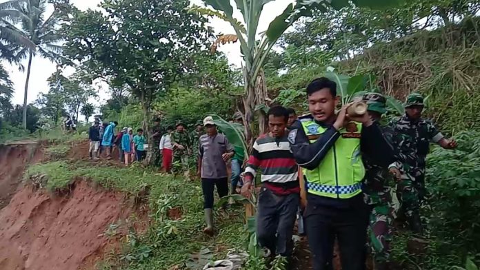 05-evak_korban_kiarapandak Taken by Humas Polres Bogor