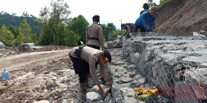 Gotong royong membantu pemasangan turap Taken by Humas Polres Bogor