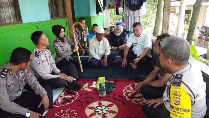 Muspika Babakan Madang sambangi tempat tinggal pengemis viral-1 Taken by Humas Polres Bogor